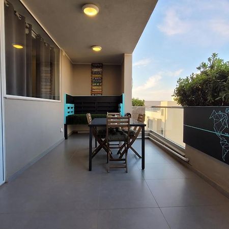 Stylish - Modern - Large Terrace - 2 Bed - 200 M From Sea - Fully Air Con Apartment St. Paul's Bay Bagian luar foto