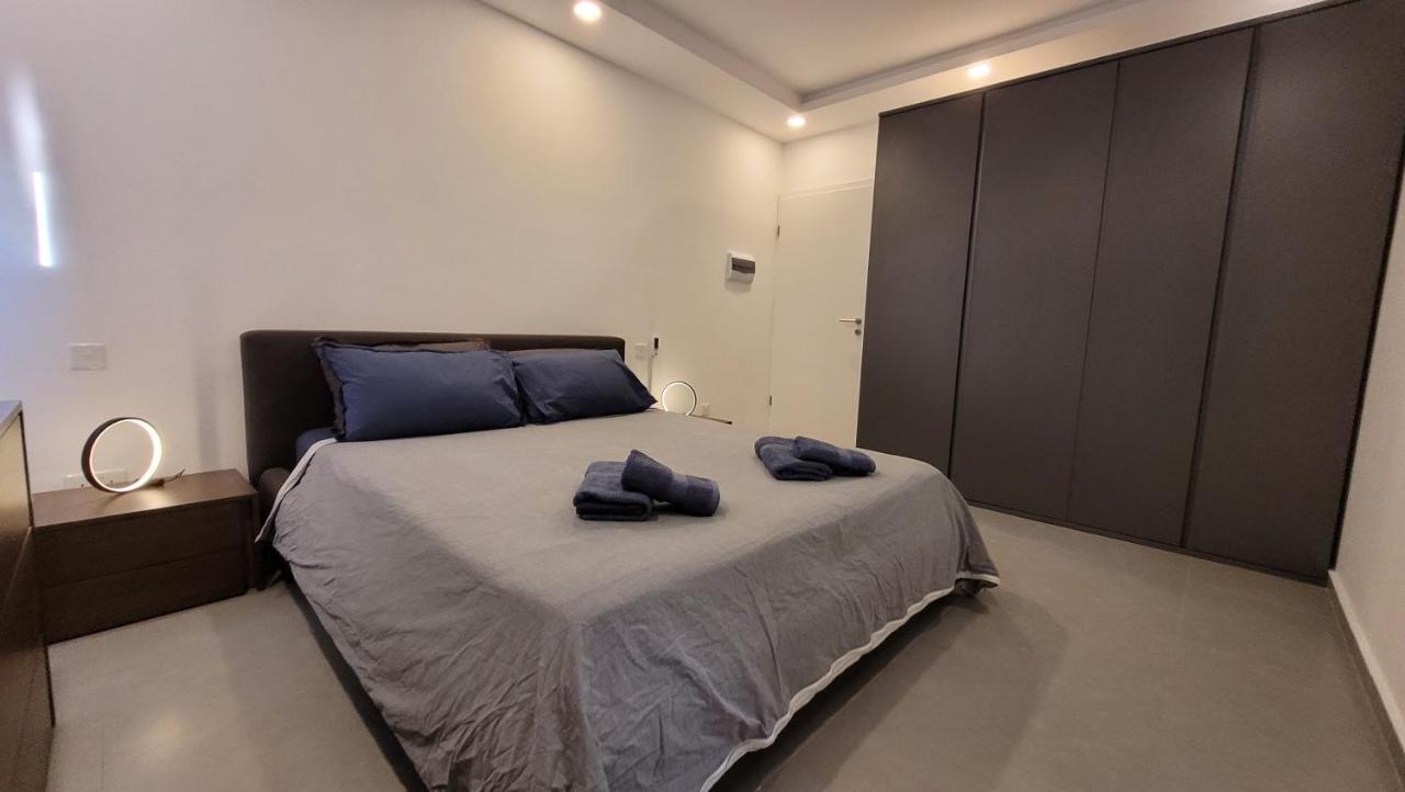 Stylish - Modern - Large Terrace - 2 Bed - 200 M From Sea - Fully Air Con Apartment St. Paul's Bay Bagian luar foto