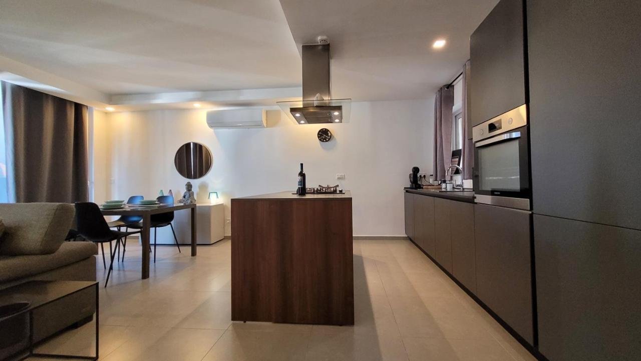Stylish - Modern - Large Terrace - 2 Bed - 200 M From Sea - Fully Air Con Apartment St. Paul's Bay Bagian luar foto