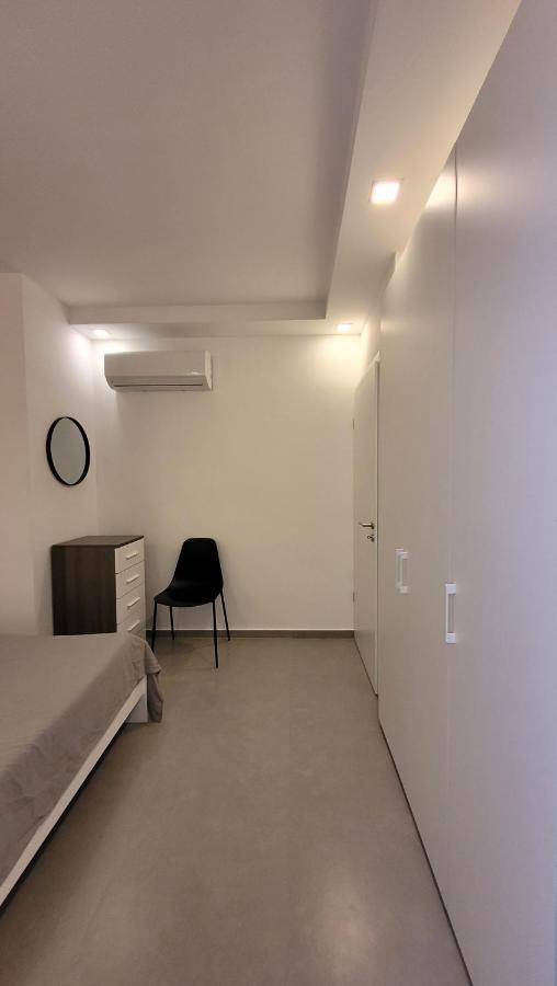 Stylish - Modern - Large Terrace - 2 Bed - 200 M From Sea - Fully Air Con Apartment St. Paul's Bay Bagian luar foto