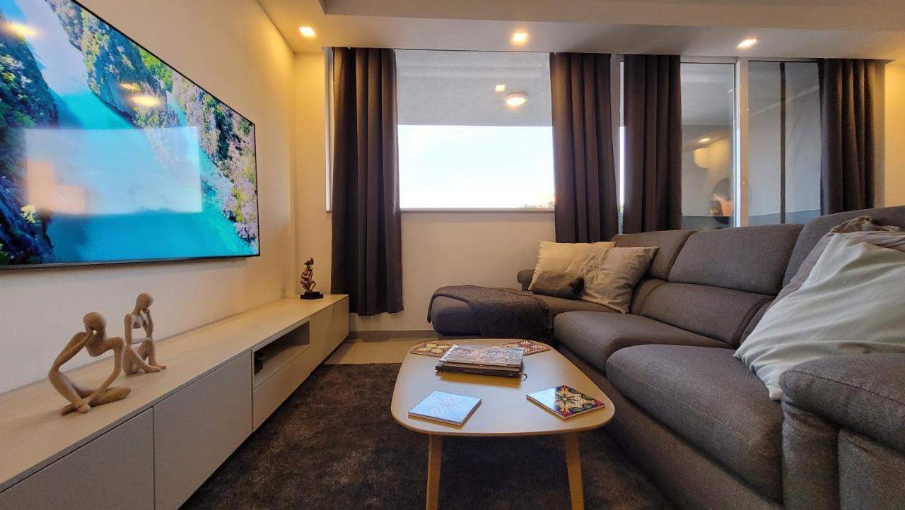 Stylish - Modern - Large Terrace - 2 Bed - 200 M From Sea - Fully Air Con Apartment St. Paul's Bay Bagian luar foto