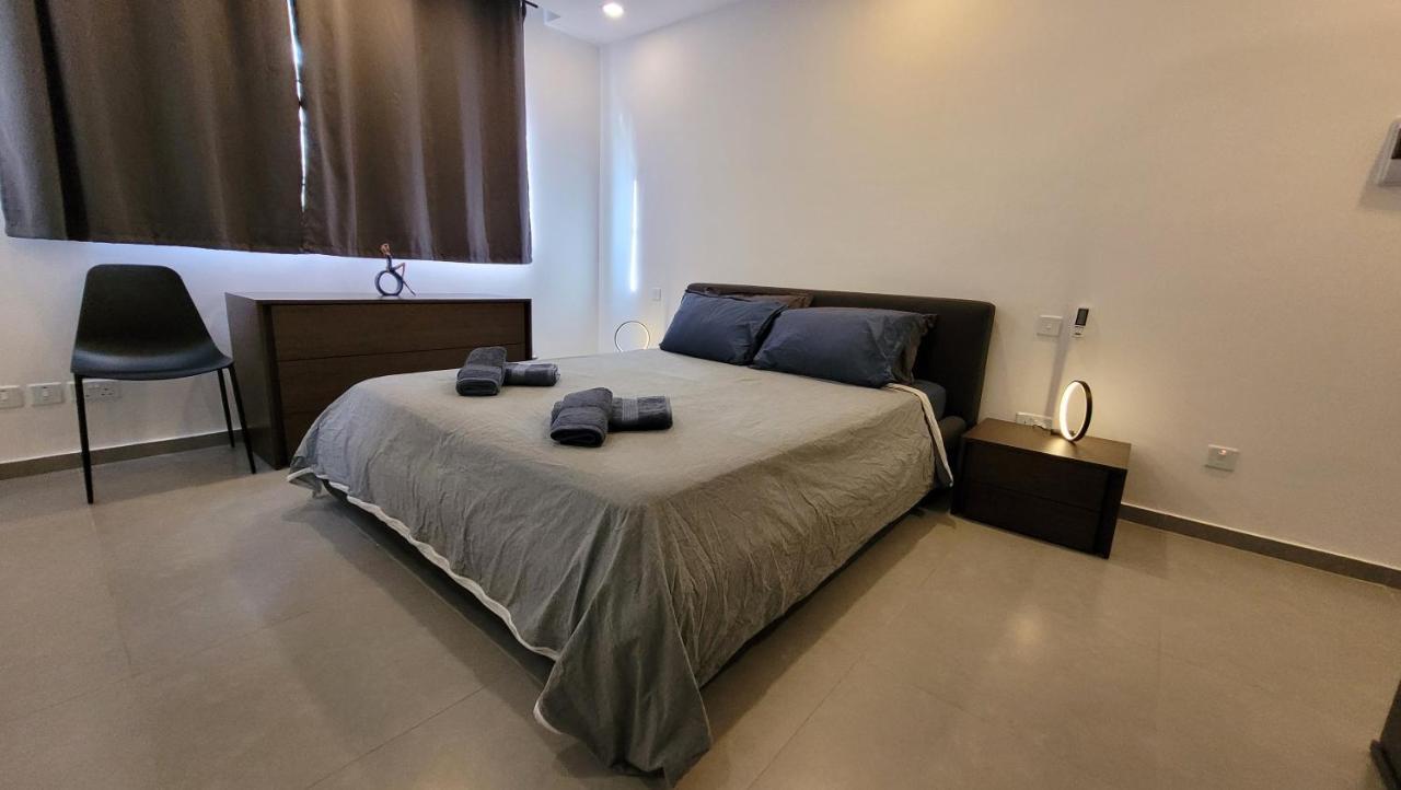 Stylish - Modern - Large Terrace - 2 Bed - 200 M From Sea - Fully Air Con Apartment St. Paul's Bay Bagian luar foto