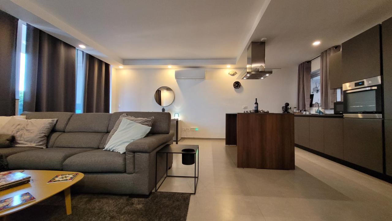 Stylish - Modern - Large Terrace - 2 Bed - 200 M From Sea - Fully Air Con Apartment St. Paul's Bay Bagian luar foto